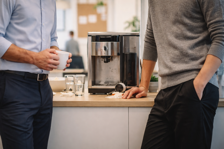Har du nogensinde stået ved kaffemaskinen og glemt hvordan man er menneske?