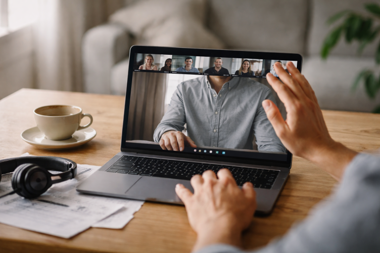 Jeg glemte at mute i et møde med chefen: Sådan overlever du Teams-fails uden at krølle helt sammen