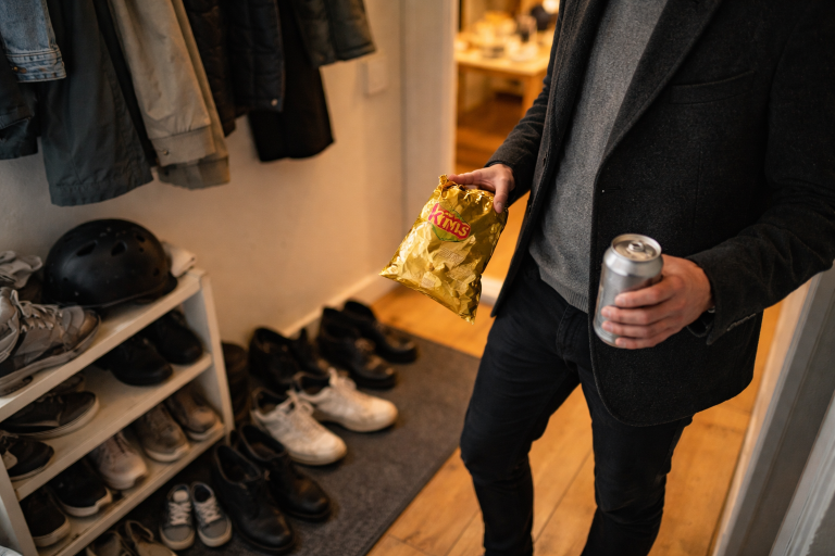 Jeg stod i en fremmed entré med chips i hånden: håndbog i fejlinviterede fester