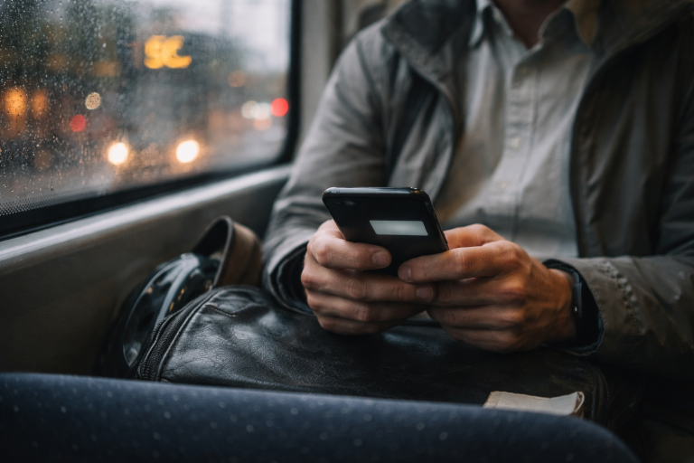 Forsinket og svedig? Sådan skriver du beskeden der redder din ankomst