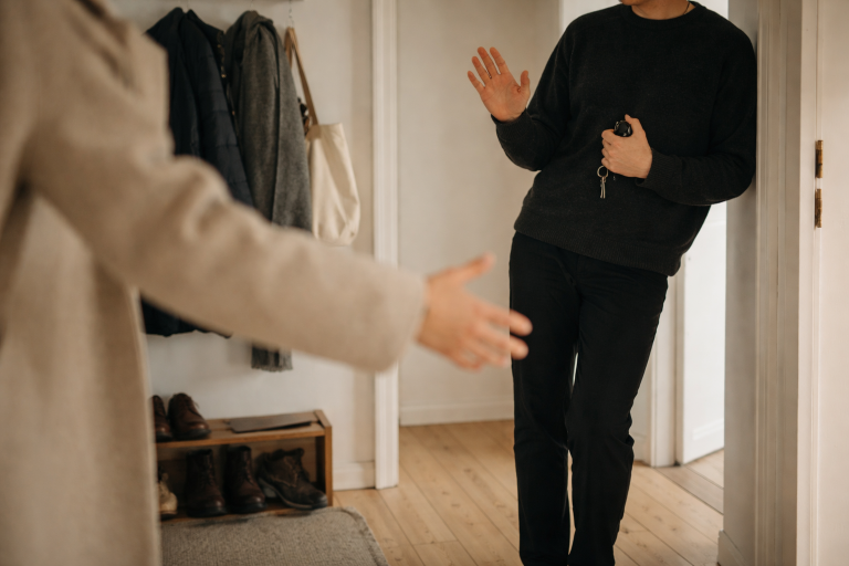 Jeg vil gerne hilse, bare ikke med kroppen - 18 sætninger til kram-fri zoner